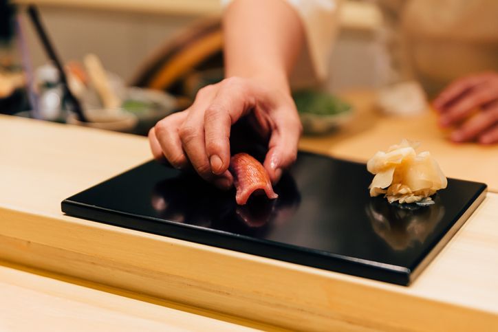 크리스마스 시즌에 식당·호텔 등에 빈자리 구하기가 어려워지자 예약권을 웃돈을 얹어 양도하는 일이 발생하고 있다. [이미지출처=게티이미지]