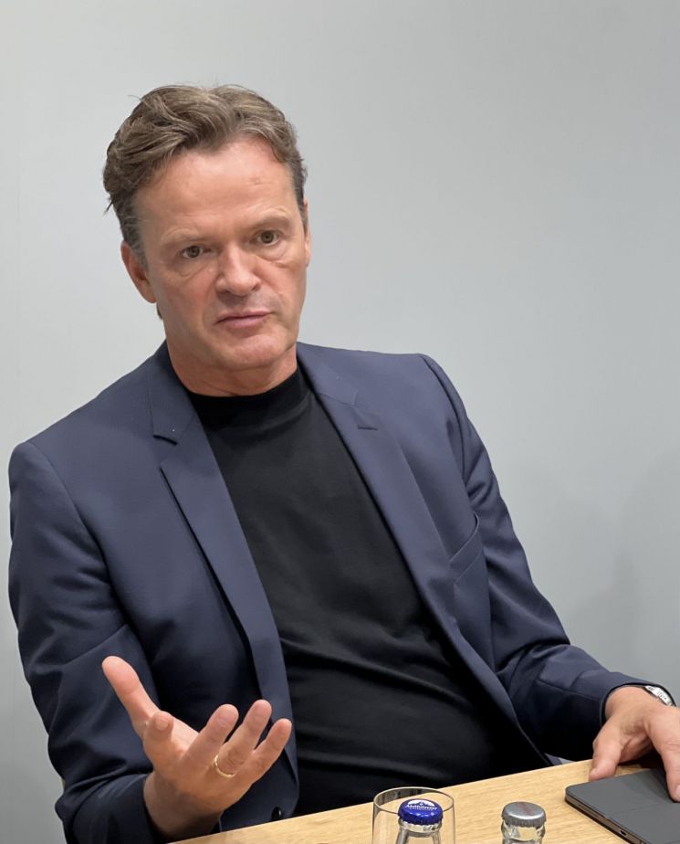 벤츠 전기차 '배터리도 선택사양'…"주행거리 길면 니켈 쓰세요"