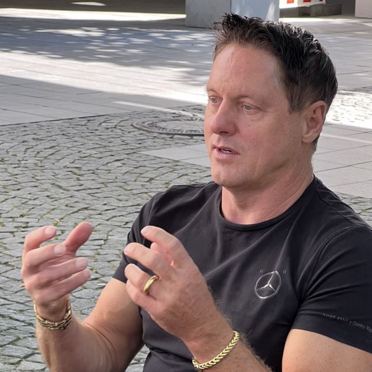 벤츠 전기차 '배터리도 선택사양'…"주행거리 길면 니켈 쓰세요"