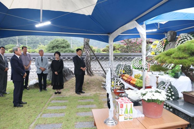 13일 오태완 의령군수가 고(故) 관정 이종환 삼영그룹 명예회장의 분향소가 마련된 경남 의령군 생가를 찾아 조문하고 있다.[이미지제공=의령군]