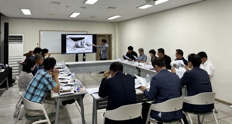평택 '팽성생활사박물관' 조성 용역 중간 보고회에서 참석자들이 용업업체의 실시설계안을 검토하고 있다. [사진제공=평택시]