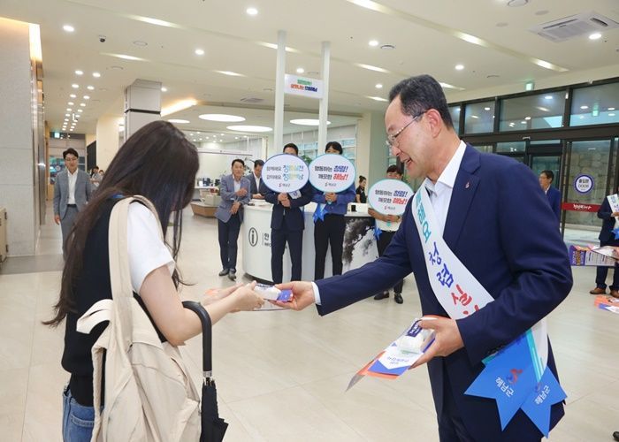 명현관 군수가 출근하는 군 공직자들과 방문객들을 대상으로 청탁금지법 개정사항을 안내하고 있다. [사진제공=해남군]