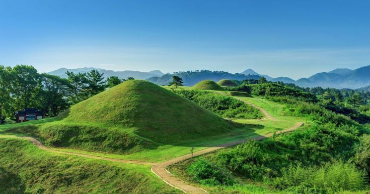 Malisan Tumuli Cluster, Haman, Gyeongnam. <br>[Photo by Gyeongnam Provincial Government]