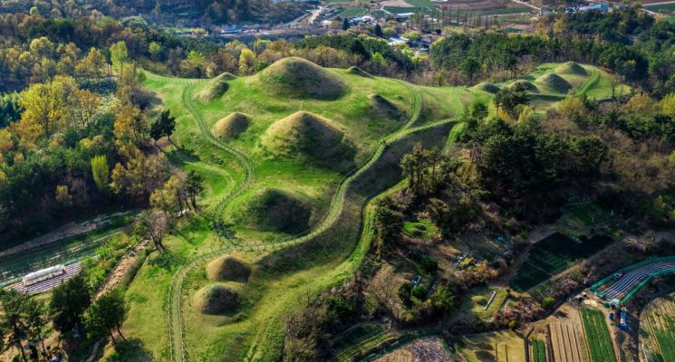 Gyeongnam Changnyeong Gyodong and Songhyeon-dong Burial Mounds. <br>[Photo by Gyeongnam Provincial Government]