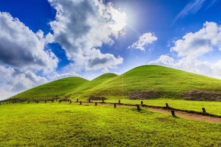 Songhakdong Tumuli Cluster, Goseong, Gyeongnam. <br>[Photo by Gyeongnam Provincial Government]