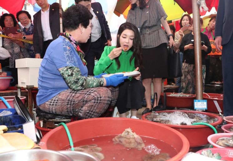 김건희 여사, 부산 기장시장 찾아 시장 활성화 독려