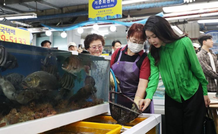 김건희 여사, 부산 기장시장 찾아 시장 활성화 독려
