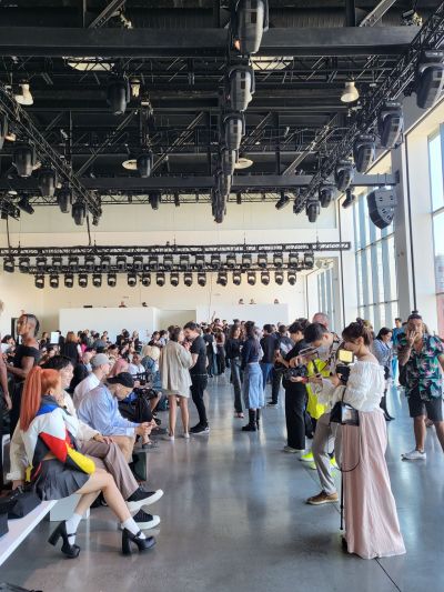 当地时间本月12日，在美国纽约曼哈顿的Spring Studios举行、作为纽约时装周官方活动的“Concept Korea”时装秀开场前，出席者正相互交谈。