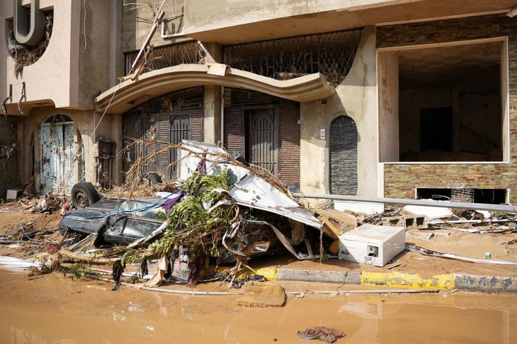 11일(현지시간) 북아프리카 리비아 동북부 데르나시에서 한 차량이 홍수로 인해 파손된 채 방치돼 있다. [이미지출처=AFP연합뉴스]