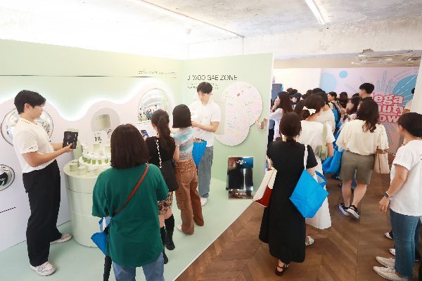메가뷰티쇼 버추얼스토어는 참여형 오프라인 뷰티 체험관으로 15개 인기 브랜드의 다양한 상품을 체험할 수 있었다. [이미지출처=연합뉴스]