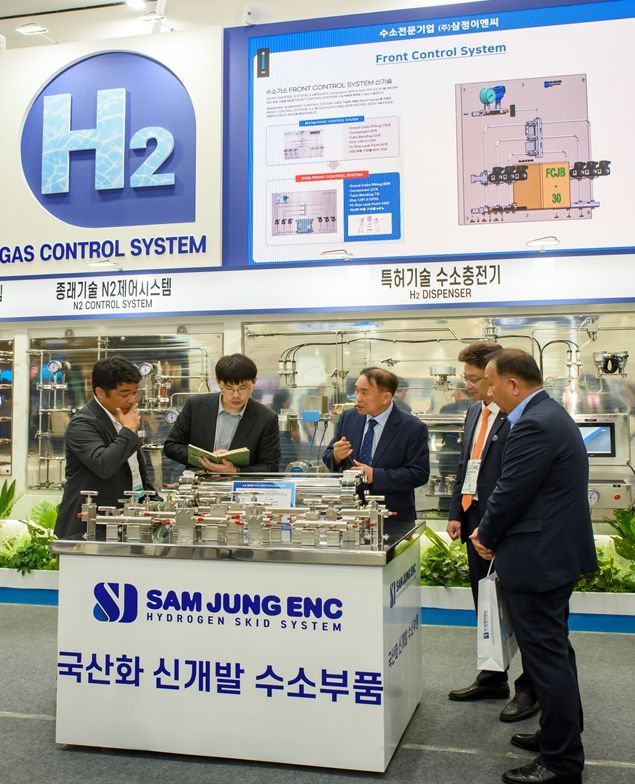 13일 킨텍스에서 열린 'H2 MEET 2023”박람회에서 김승섭 삼정이엔씨 대표(가운데)가 고객사에게 자사 제품을 소개하고 있다. [사진제공=삼정이앤씨]