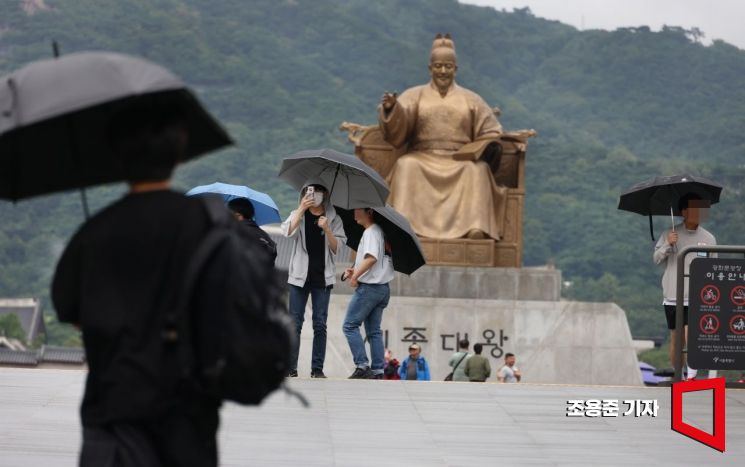 서울을 비롯해 전국 대부분 지역에 가을비가 내리고 있는 15일 서울 광화문에서 시민들이 우산을 쓰고 걸어가고 있다. 기상청은 주말까지 한때 돌풍·천둥·번개를 동반해 시간당 10~30㎜씩 쏟아질 때가 있겠다고 예보했다. 사진=조용준 기자 jun21@