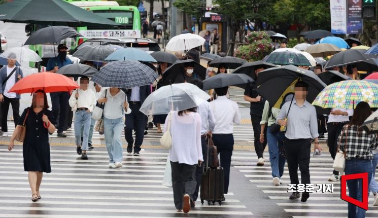 서울을 비롯해 전국 대부분 지역에 가을비가 내리고 있는 15일 서울 광화문에서 시민들이 우산을 쓰고 걸어가고 있다. 사진=조용준 기자 jun21@