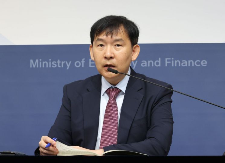 이승한 기획재정부 경제분석과장이 15일 오전 세종시 정부세종청사에서 2023년 9월 최근경제동향을 브리핑하고 있다. [이미지출처=연합뉴스]