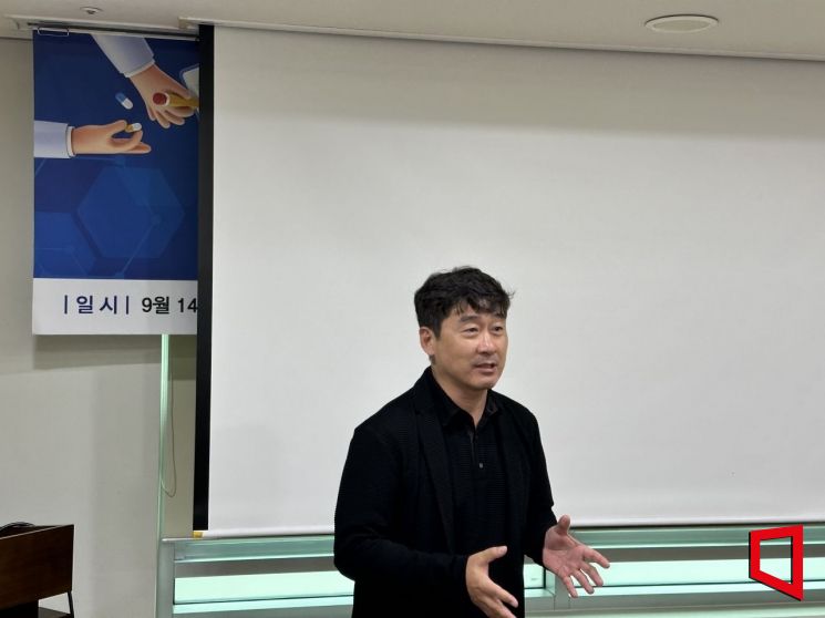 14일 서울 여의도 국회의원회관에서 국회 보건복지위원회 소속 최혜영 더불어민주당 의원실 주최로 열린 ‘건강보험 허들에 걸린 희귀·난치성질환 치료제들 한랭응집소병과 신경섬유종증을 중심으로' 토론회에서 장준호 삼성서울병원 혈액종양내과 교수가 한랭응집소병에 대해 설명하고 있다. [사진=이춘희 기자]