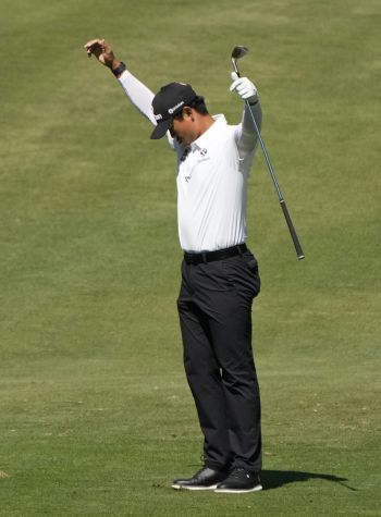 김성현이 포티넷 챔피언십 1라운드 14번 홀에서 ‘샷 이글’을 성공시킨 뒤 환호하고 있다.[내파(미국)=AP·연합뉴스]