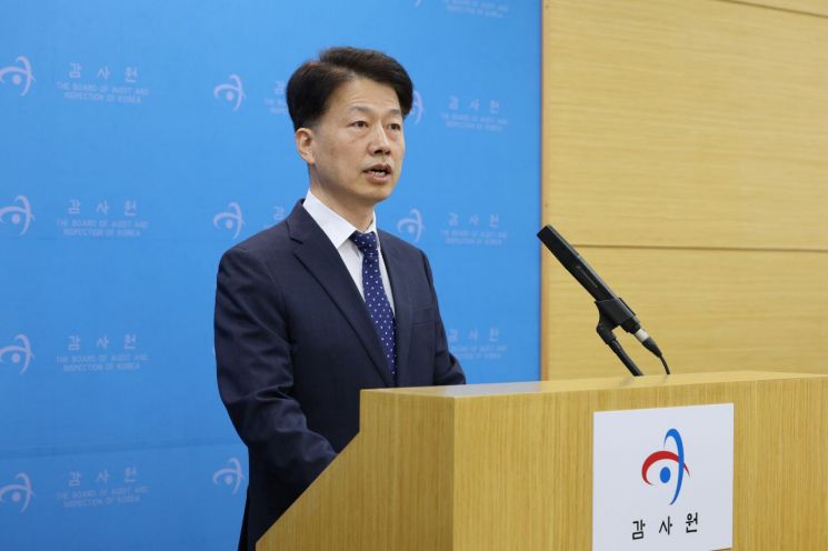 최달영 감사원 제1사무차장이 15일 서울 종로구 감사원 제3별관에서 '주요 국가통계 작성 및 활용실태' 수사요청 관련 발표를 하고 있다. [이미지출처=연합뉴스]