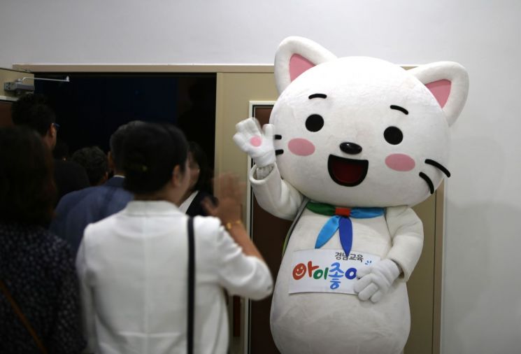 경남교육청 미래교육원 개원식이 열리는 행사장 입구에서 마스코트 인형이 방문객을 맞이하고 있다. [사진=이세령 기자]