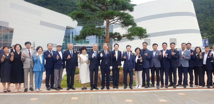 경남교육청 미래교육원 개원 기념나무 앞에서 참석자들이 기념촬영을 하고 있다. [사진=이세령 기자]