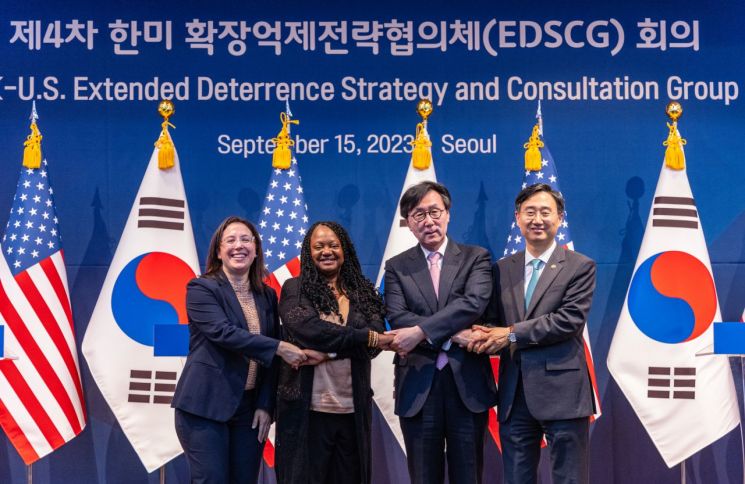 우리 측 장호진 외교부 1차관, 신범철 국방부 차관과 미국 측 보니 젠킨스 국무부 군비통제 차관, 사샤 베이커 국방부 정책차관대행이 15일 오후 서울 종로구 외교부에서 제4차 한미 확장억제전략협의체(EDSCG) 회의를 마친 뒤 기자회견에서 악수하고 있다. [이미지출처=연합뉴스]
