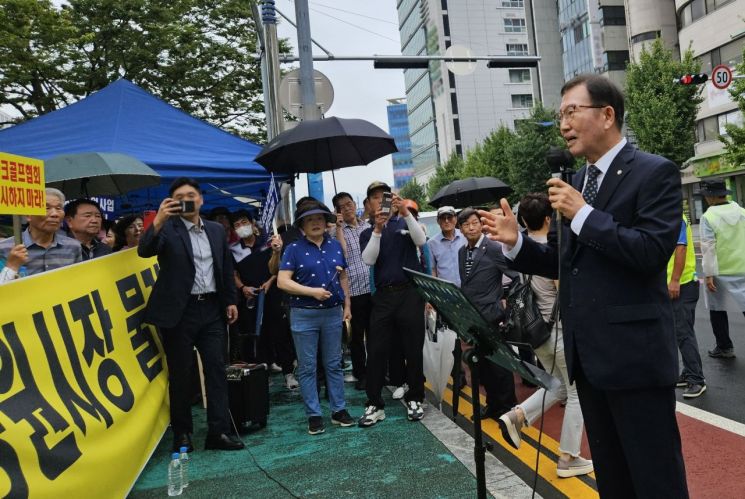 Gim Igeun 庆南 昌原特别市议会议长正就《昌原市公园高尔夫球场管理及运营条例案》向昌原市公园高尔夫协会发表意见。昌原中部警察署提供