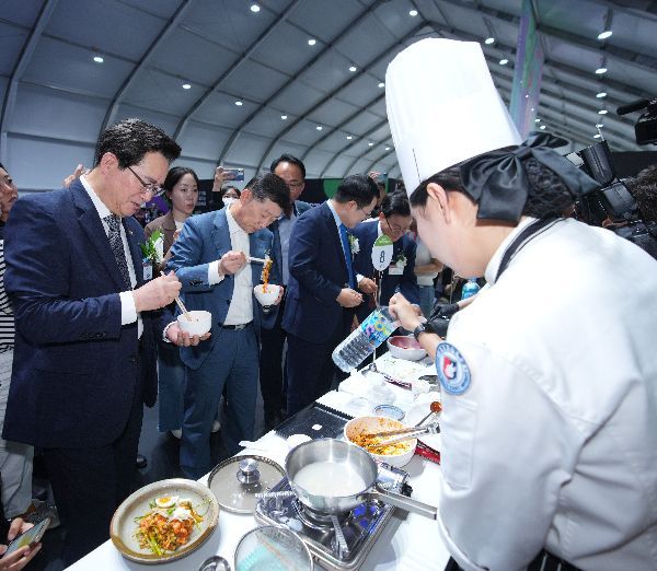 정황근 농림축산식품부 장관(왼쪽)과 김홍국 하림 회장이 가루쌀 라면 요리왕 콘테스트에서 닭발비빔면을 시식하고 있다. [사진=NS홈쇼핑]