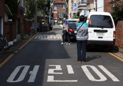 서울시 교통지도과 단속공무원들이 강남구 일대에서 어린이보호구역 내 불법주차를 단속하고 있다. [이미지출처=연합뉴스]