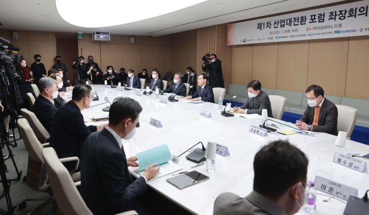 日 '잃어버린 30년' 따라갈라…상의 주도 민학연 '산업대전환 제언' 정부 전달