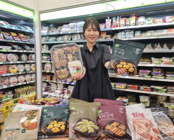 A model is introducing CU's representative Chuseok ready-to-eat products <br>[Photo by CU].