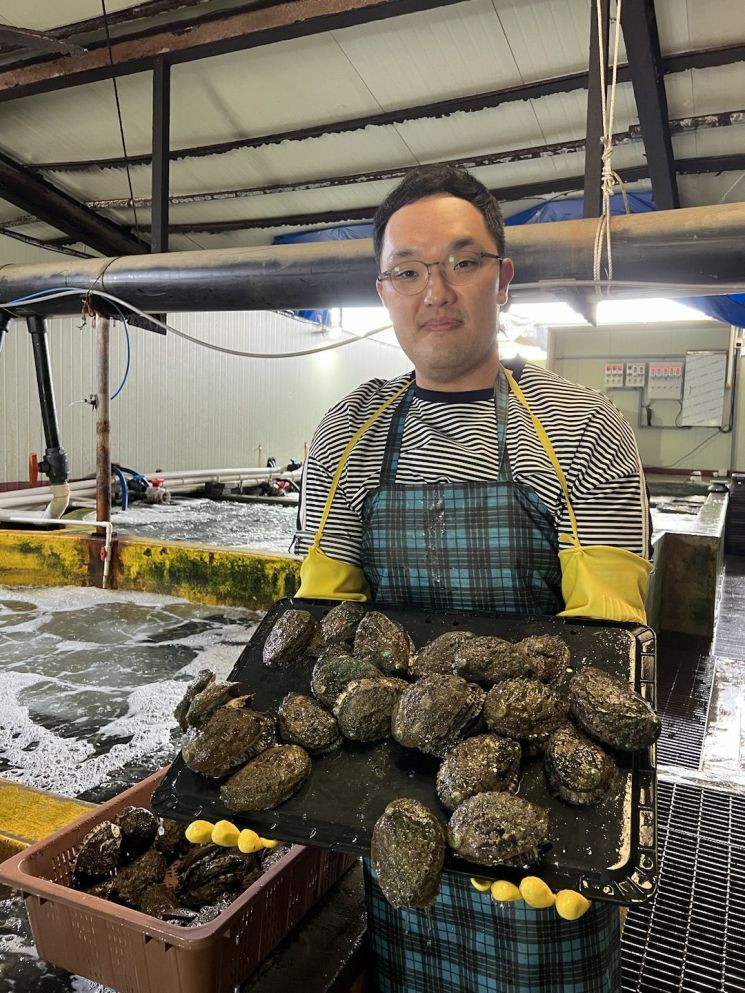 전북 완도에서 유진수산을 운영하는 심수홍 이사가 출하를 앞두고 있는 전복을 보여주고 있다.