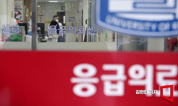 18일 단식 중이던 이재명 더불어민주당 대표가 건강 악화로 이송된 서울 여의도 성모병원 응급실에서 의료진들의 모습이 보이고 있다. 사진=김현민 기자 kimhyun81@