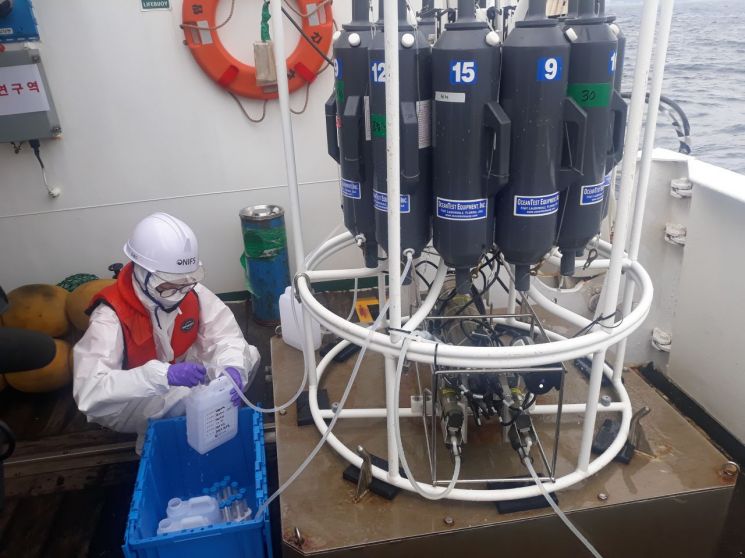 14일 해양환경공단 관계자가 시료 채취를 위해 바다에 담갔던 시료채취장비(로제트 샘플러)에서 해수 채취하고 있다.