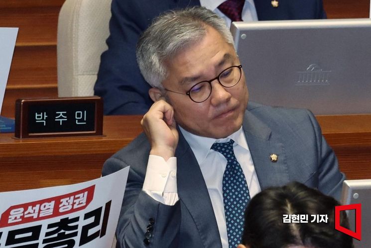 최강욱 더불어민주당 의원이 18일 국회에서 열린 본회의에 출석하고 있다. 조국 전 법무부장관 아들에게 허위로 인턴증명서를 발급했다는 혐의를 받는 최 의원에 대한 대법원 선고가 이날 진행된다. 형이 확정되면 최 의원은 의원직을 잃는다.사진=김현민 기자 kimhyun81@