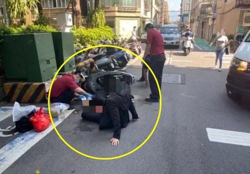 오토바이를 타고 가다 넘어져 119 구급차 치료받는 양씨[이미지출처=대만 연합보·연합뉴스]