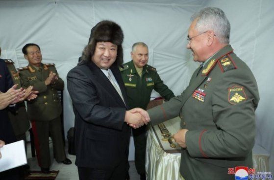 러시아 전통 방한용 모자를 선물 받은 김정은 북한 국무위원장. [이미지출처=조선중앙통신·연합뉴스]