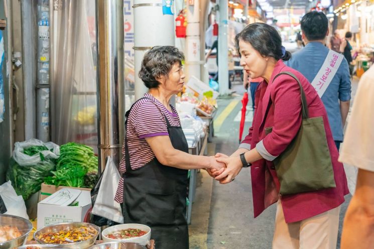 이수희 강동구청장(사진 오른쪽)이 추석 연휴를 맞아 관내 전통시장을 돌며 상인들을 만나고 있다.(사진=강동구청)
