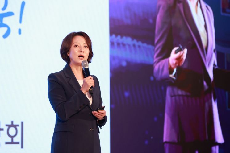 이영 중소벤처기업부 장관이 지난달 12일 제주 서귀포시 롯데호텔에서 열린 '2023 중소기업 리더스포럼'에 참석해 기조 강연을 하고 있다. [사진 제공=연합뉴스]