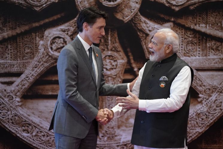 지난 9일 주요 20개국(G20) 정상회의가 개최된 인도 뉴델리에서 쥐스탱 트뤼도 캐나다 총리(사진 왼쪽)와 나렌드라 모디 인도 총리가 인사를 나누고 있다. [이미지출처=AP연합뉴스]