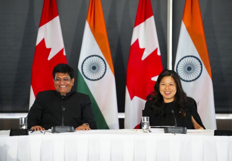 지난 5월 자유무역협정(FTA) 논의를 한 인도와 캐나다 상무장관들이 나란히 앉아 미소 짓고 있다. [이미지출처=AP연합뉴스]