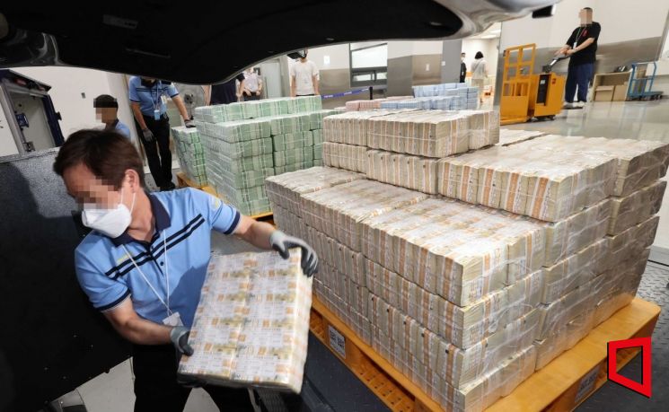 지난 19일 서울 중구 한국은행 화폐수납장에서 관계자들이 추석 화폐 공급을 하고 있다. 사진=사진공동취재단
