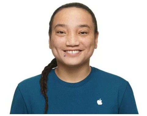 중국 애플 공식 홈페이지에 '땋은 머리를 한 사람'이 애플 로고라 그려진 티셔츠를 입고 활짝 웃고 있다. 중국 누리꾼들은 해당 이미지가 청나라의 변발을 연상시킨다며 강하게 반발했지만, 해당 사진의 모델은 애플 미국 인디언 직원으로 밝혀졌다. [사진 출처=애플 중국 공식 홈페이지 캡처]