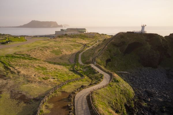 휘닉스 제주는 가을을 만끽할 수 있는 워킹인더네이처 상품을 출시했다. 사진은 휘닉스 제주 섭지코지 산책로. [사진제공=휘닉스 호텔&리조트]