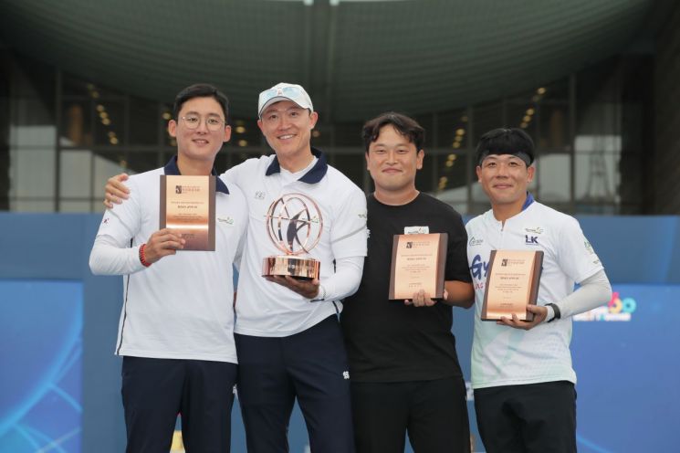 '현대자동차 정몽구배 한국양궁대회 2023'에서 남자 컴파운드 부문 1·2·3위를 휩쓴 현대제철 소속 (왼쪽부터)김종호, 최용희, 강동현 선수가 기념 촬영하고 있다. 맨 오른쪽은 4위를 차지한 인천계양구청 윤영준 선수다. [사진제공=현대제철]