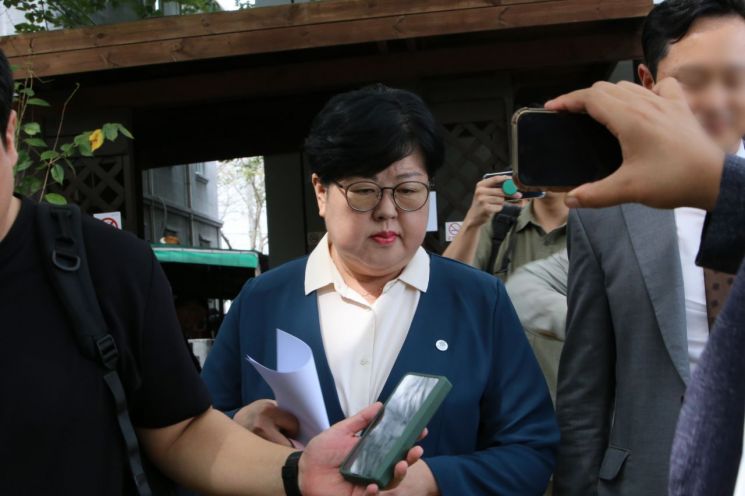 1심 판결 후 법정을 나서던 김미나 경남 창원특례시의원이 취재진에게 둘러싸여 있다. [사진=이세령 기자]