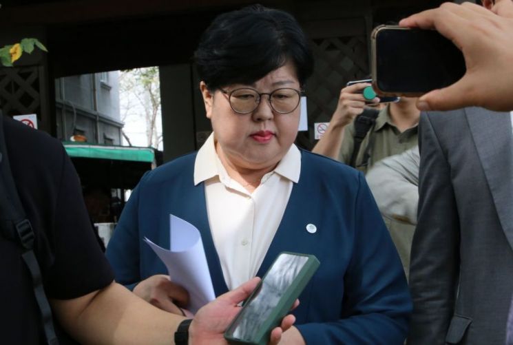김미나 경남 창원특례시의원이 1심에서 선고유예를 받고 법원을 나서고 있다. [사진=이세령 기자]