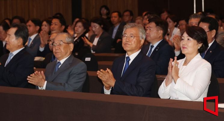 [윤석열 파면]문재인 "평화적으로 되찾은 민주주의…성숙 계기 되길"