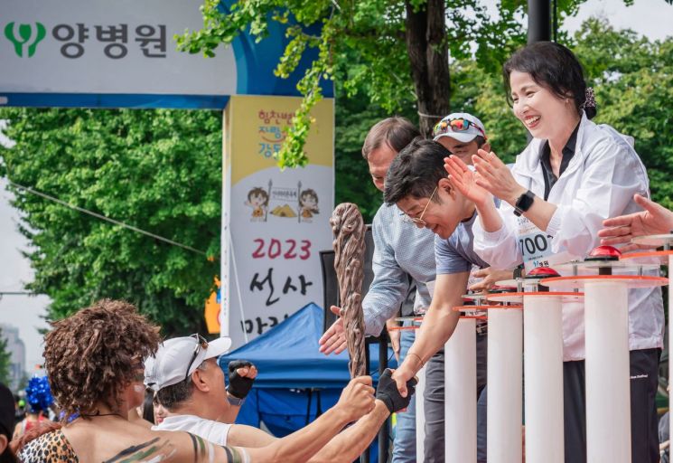 이수희 강동구청장 선사마라톤 참여...가을 정취 느끼며 한강 달려