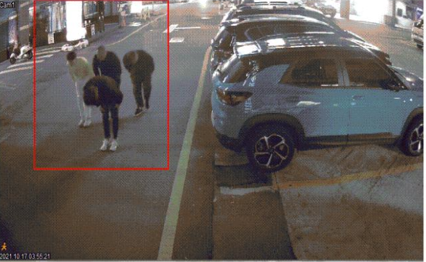후배 조직원들이 선배 조직원에게 굴신 경례하고 있는 모습 [사진제공=부산지방검찰청]