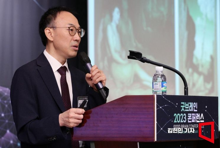 정기영 서울대병원 교수가 20일 서울 중구 웨스틴조선호텔에서 열린 '굿브레인 2023 콘퍼런스'에서 수면과 뇌 건강을 주제로 강연하고 있다. 사진=김현민 기자 kimhyun81@