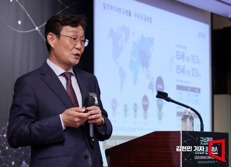 정재준 아리바이오 대표가 지난달 서울 중구 웨스틴조선호텔에서 열린 '굿브레인 2023 콘퍼런스'에서 'K-바이오의 미래 치매치료제'를 주제로 강연을 하고 있다. 사진=김현민 기자 kimhyun81@